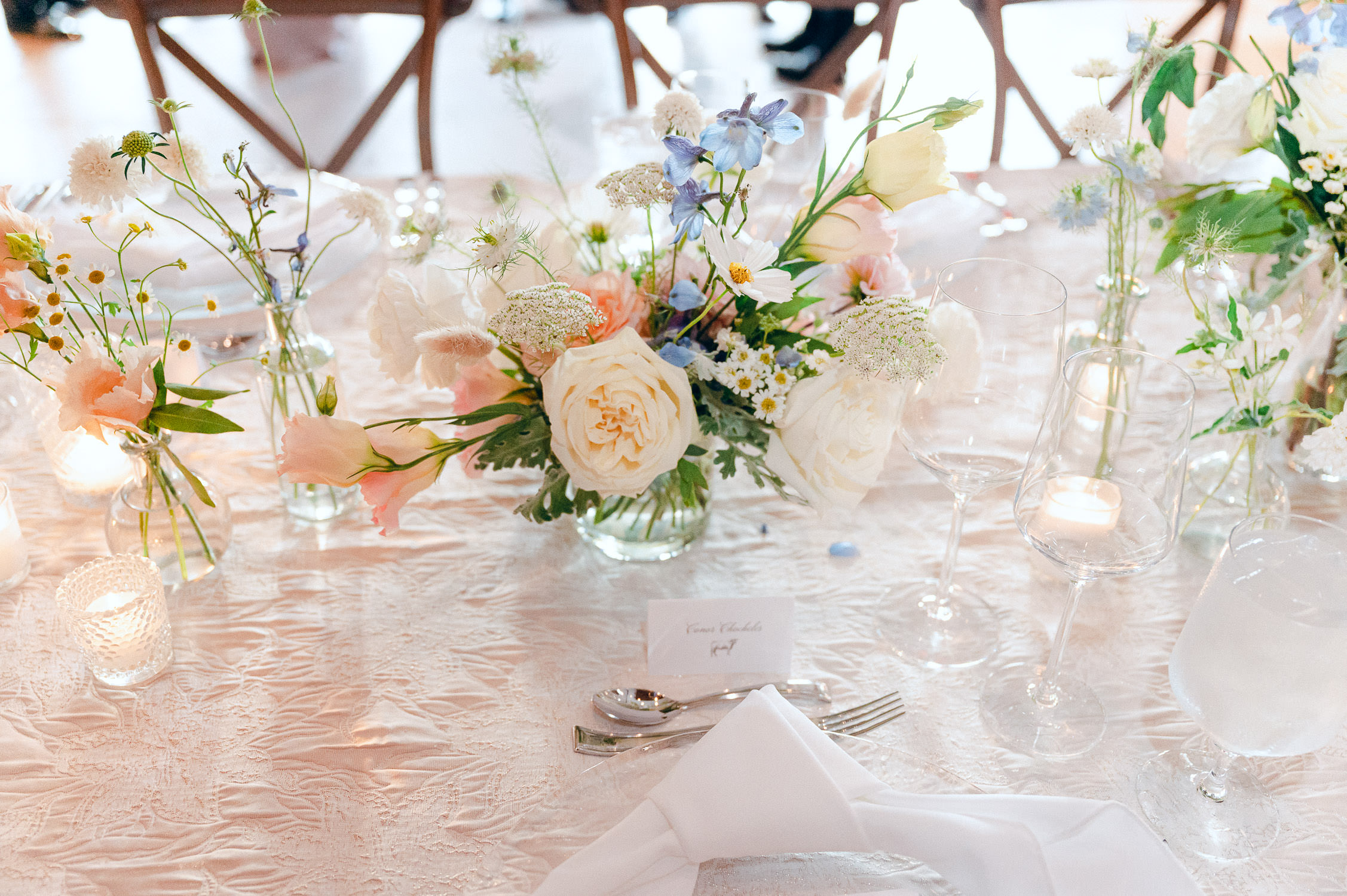 White, blue and pink centerpiece of a wedding table.